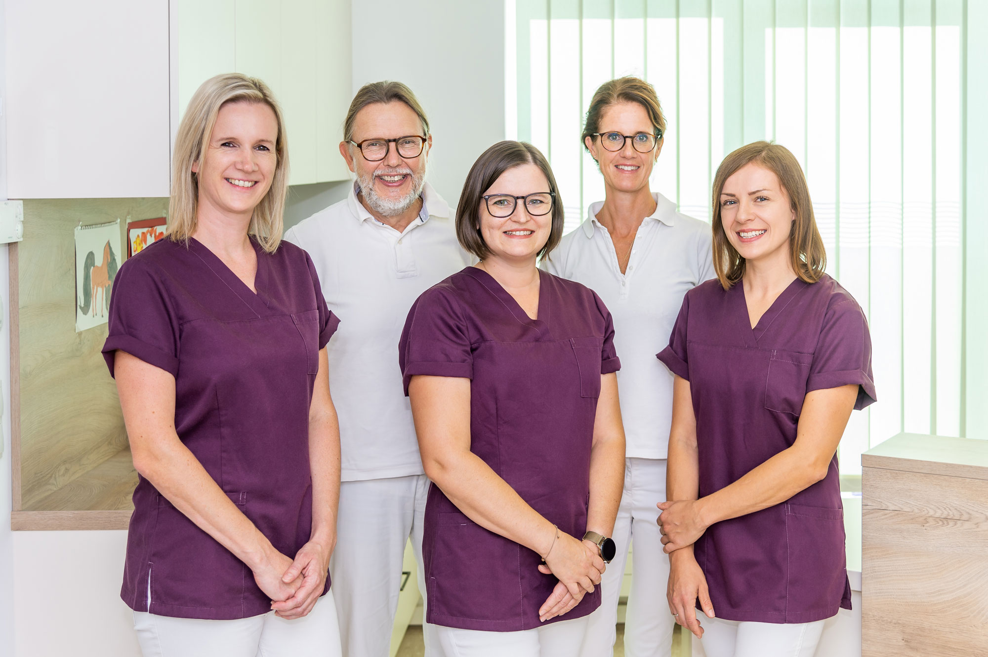 Teamfoto von Bilban-Schmuck Arzt-Kirchbach-Cordula-Bilban-Schmuck Allgemeinmedizin Psychotherapeutisch Allgemeinmedizin Psychotherapeutisch EKG Blutdruck Labor Mutter-Kind-Pass Führerschein